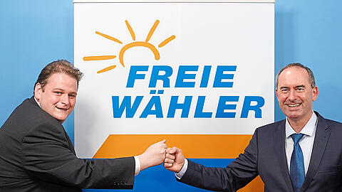 Ein Faustcheck zwischen dem Generalsekretär der Freien Wähler und Parteichef Hubert Aiwanger. Sind sie auch bei der Gras-Legalisierung im selben Team?
