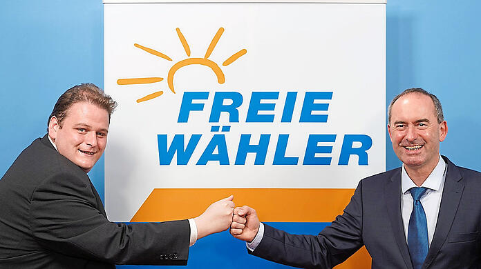 Ein Faustcheck zwischen dem Generalsekretär der Freien Wähler und Parteichef Hubert Aiwanger. Sind sie auch bei der Gras-Legalisierung im selben Team?