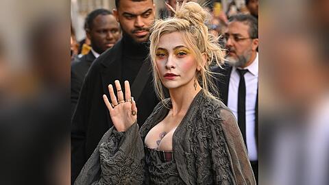 Weißes Gesicht, viel Rouge, Rüschen-Dress und Karo-Bustier: Paris Jackson im Westwood-Look.