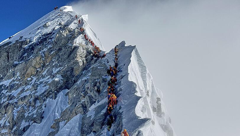 Bergsteiger schlängeln sich dem Gipfel des Mount Everest in Nepal entgegen. (Archivbild)