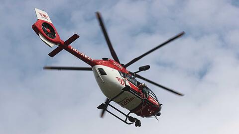 Ein Rettungshubschrauber flog zu dem Unfallort. (Symbolbild)