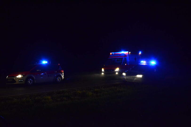 Überholmanöver zum falschen Moment: Zwei Autos krachen frontal ineinander, die beiden Fahrer sind verletzt.