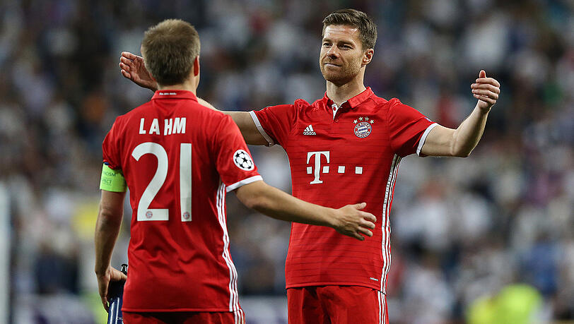 "Komm' in meine Arme": Xabi Alonso und Philipp Lahm (links) nach dem Schlusspfiff im Estadio Bernabeu. "Komm' in meine Arme": Xabi Alonso und Philipp Lahm (links) nach dem Schlusspfiff im Estadio Bernabeu.
