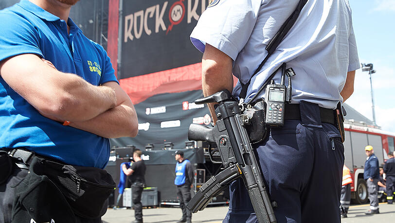 Rund 87.000 Menschen hatten bei "Rock am Ring" trotz der Terrorwarnung ein ausgelassenes Fest gefeiert. Rund 87.000 Menschen hatten bei "Rock am Ring" trotz der Terrorwarnung ein ausgelassenes Fest gefeiert.