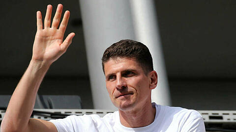 Mario Gomez bei der Aufstiegsfeier seines VfB Stuttgart in die erste Bundesliga