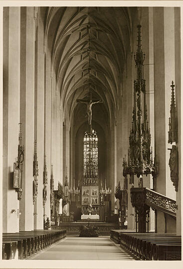 Der Vorkriegszustand der Frauenkirche: Von der neugotischen Ausstattung im Dom hat sich so gut wie nichts erhalten.