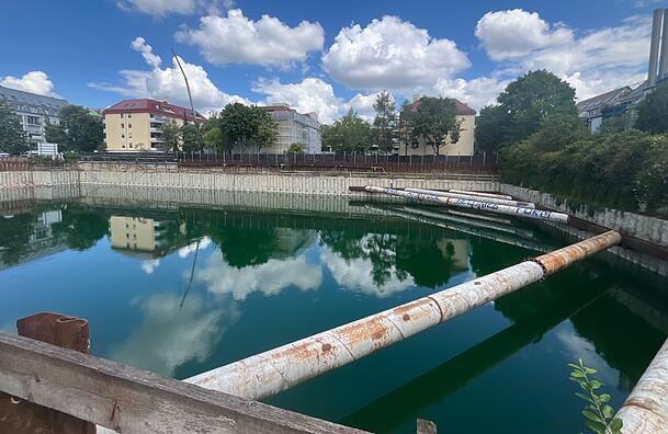Das Sendlinger Loch: Das Grundstück mit der vollgelaufenen Baugrube ist nun verkauft worden. Das Sendlinger Loch: Das Grundstück mit der vollgelaufenen Baugrube ist nun verkauft worden.