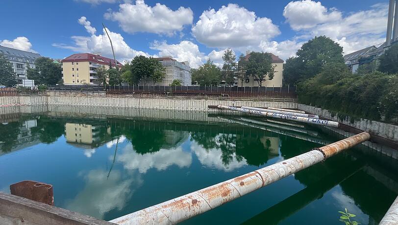 Das Sendlinger Loch: Das Grundstück mit der vollgelaufenen Baugrube ist nun verkauft worden. Das Sendlinger Loch: Das Grundstück mit der vollgelaufenen Baugrube ist nun verkauft worden.