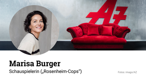 Auf der roten Couch nimmt Platz Marisa Burger – am 12. November 2025 im Deutschen Theater.