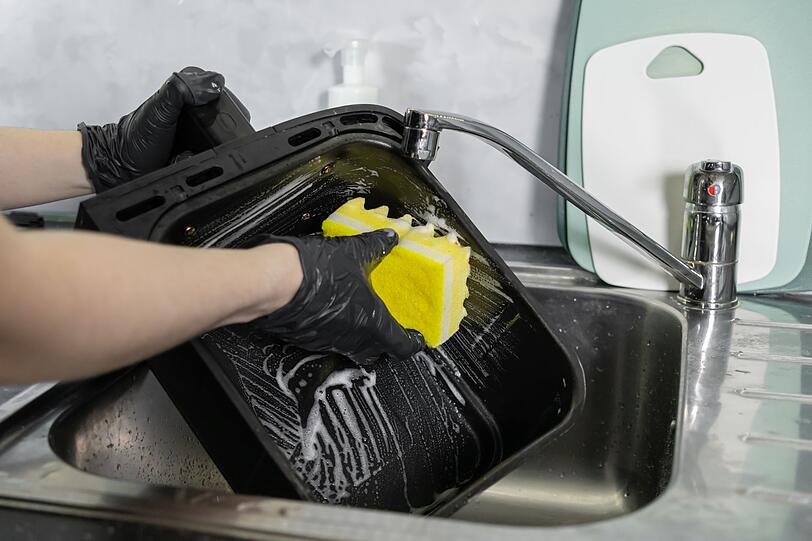 Der Airfryer liefert leckere und vergleichsweise fettarme K&ouml;stlichkeiten. Bleiben allerdings Speisereste und Fett im Korb oder an den Heizelementen haften, leidet nicht nur die Hygiene. Auch Geruch, Rauchentwicklung und nachlassende Leistung k&ouml;nnen die Folge sein. Wer seine Hei&szlig;luftfritteuse sauber h&auml;lt, sorgt f&uuml;r bessere Ergebnisse und eine l&auml;ngere Lebensdauer des Ger&auml;ts.