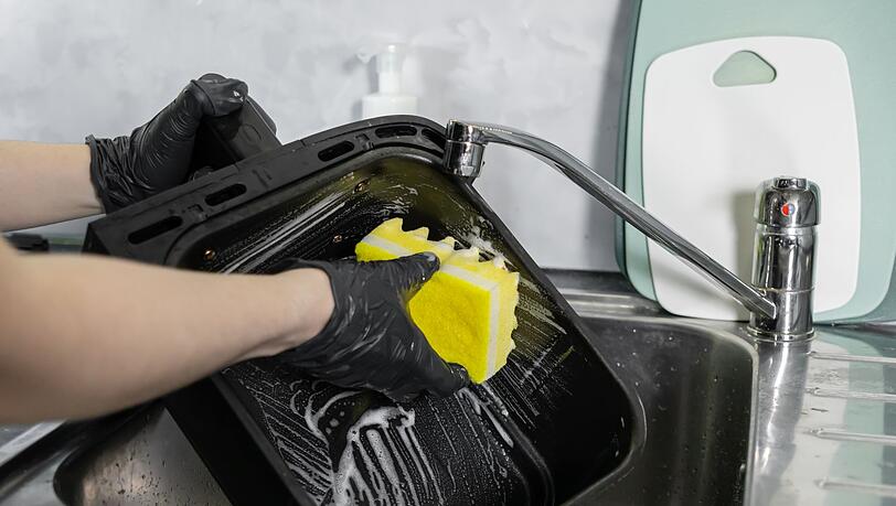 Der Airfryer liefert leckere und vergleichsweise fettarme Köstlichkeiten. Bleiben allerdings Speisereste und Fett im Korb oder an den Heizelementen haften, leidet nicht nur die Hygiene. Auch Geruch, Rauchentwicklung und nachlassende Leistung können die Folge sein. Wer seine Heißluftfritteuse sauber hält, sorgt für bessere Ergebnisse und eine längere Lebensdauer des Geräts. Der Airfryer liefert leckere und vergleichsweise fettarme Köstlichkeiten. Bleiben allerdings Speisereste und Fett im Korb oder an den Heizelementen haften, leidet nicht nur die Hygiene. Auch Geruch, Rauchentwicklung und nachlassende Leistung können die Folge sein. Wer seine Heißluftfritteuse sauber hält, sorgt für bessere Ergebnisse und eine längere Lebensdauer des Geräts.