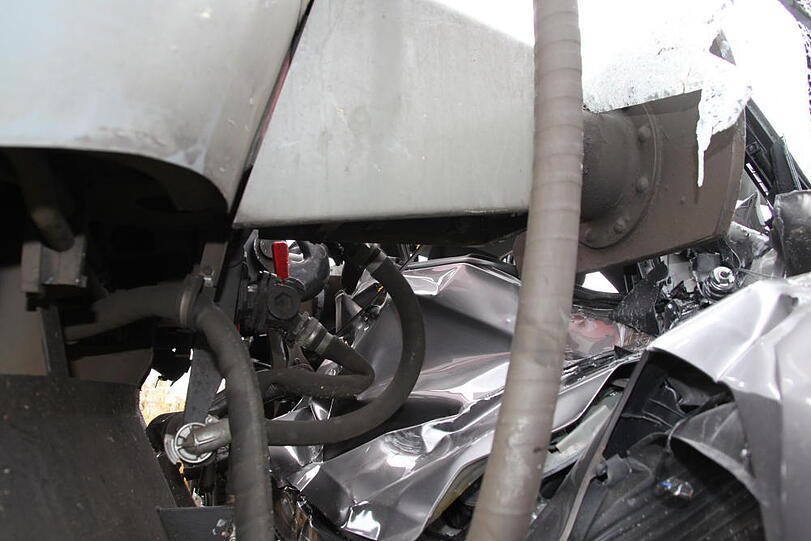 Bei einem schweren Unfall mit einem Regionalzug ist am Mittwochmorgen eine junge Autofahrerin ums Leben gekommen.