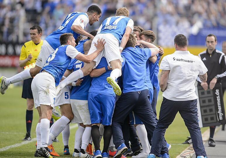 Nach dem Treffer zum 1:0 feiern die Spieler aus Darmstadt. Die Hessen machen am 34. Spieltag den Durchmarsch in die Bundesliga perfekt!