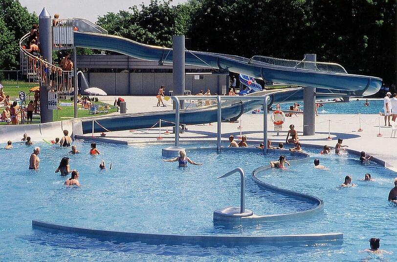 Im Außenbecken des Michaelibads haben drei jugendliche Syrer am Samstag zwei Mädchen sexuell belästigt.