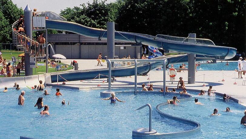 Im Außenbecken des Michaelibads haben drei jugendliche Syrer am Samstag zwei Mädchen sexuell belästigt. Im Außenbecken des Michaelibads haben drei jugendliche Syrer am Samstag zwei Mädchen sexuell belästigt.
