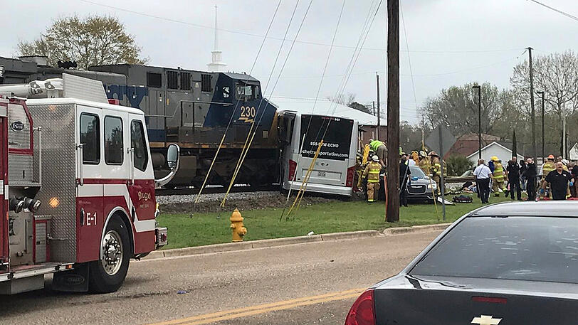 Das Videostandbild von WLOX-TV zeigt Feuerwehrleute, die verletzten Passagieren aus einem verunfallten Reisebus helfen, nachdem der Bus am 07.03.2017 in Biloxi (USA) mit einem Zug kollidiert ist.