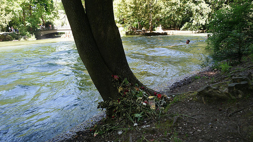 Blumen am Baum zeigen die Stelle, an der vor rund zwei Wochen ein 15-jähriges Mädchen im Eisbach ertrunken ist.
