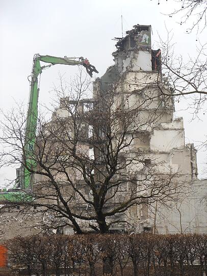 Ein Spektakel im Stadtviertel: Der Abriss des Holiday Inn aus Sicht der Berlinerstraße.