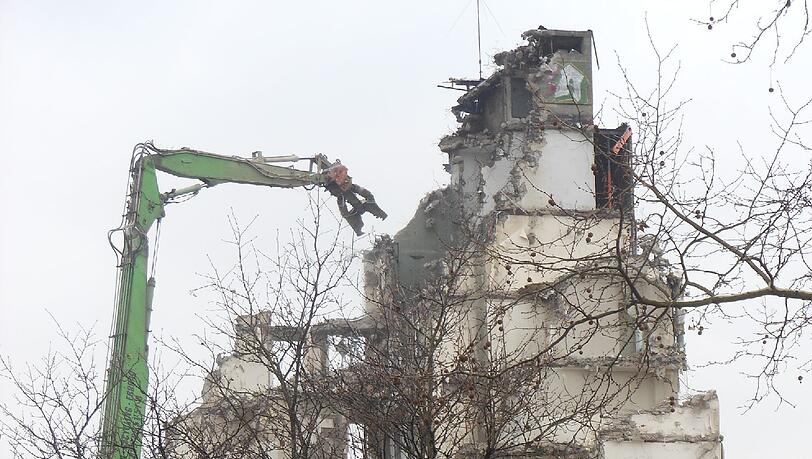 Ein Spektakel im Stadtviertel: Der Abriss des Holiday Inn aus Sicht der Berlinerstraße. Ein Spektakel im Stadtviertel: Der Abriss des Holiday Inn aus Sicht der Berlinerstraße.