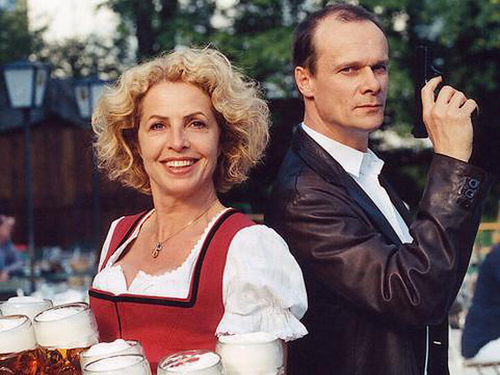 Kriminalhauptkommissar Jürgen Tauber (Edgar Selge) steckt seine Kollegin Jo Obermaier (Michaela May) in ein Dirndl und lässt sie undercover ermitteln.