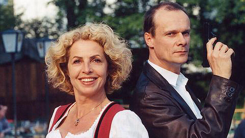 Kriminalhauptkommissar Jürgen Tauber (Edgar Selge) steckt seine Kollegin Jo Obermaier (Michaela May) in ein Dirndl und lässt sie undercover ermitteln. Kriminalhauptkommissar Jürgen Tauber (Edgar Selge) steckt seine Kollegin Jo Obermaier (Michaela May) in ein Dirndl und lässt sie undercover ermitteln.