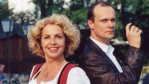 Kriminalhauptkommissar Jürgen Tauber (Edgar Selge) steckt seine Kollegin Jo Obermaier (Michaela May) in ein Dirndl und lässt sie undercover ermitteln.