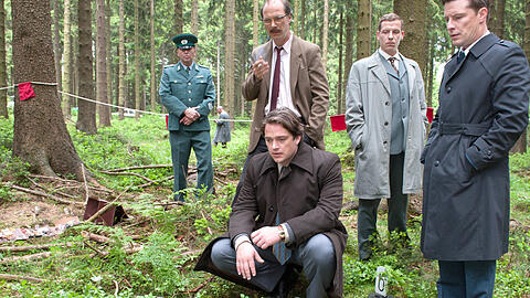 "Mord in Eberswalde": Kommissar Gödicke (Ronald Zehrfeld, vorne) am Tatort