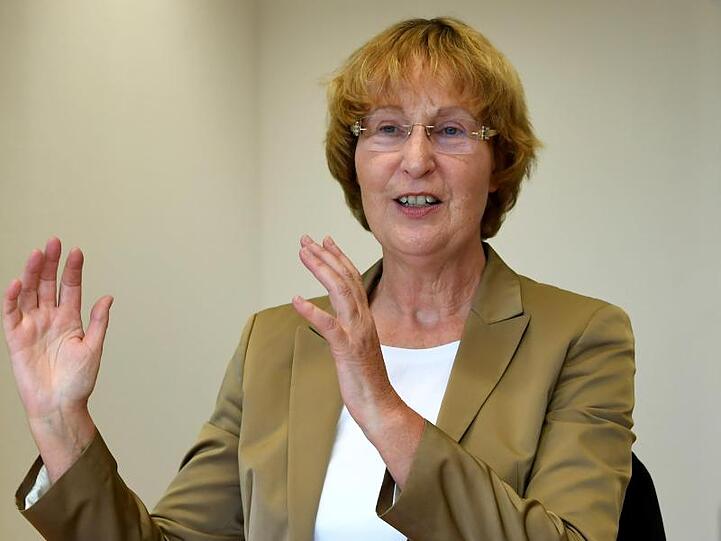 Martina Wenker, Präsidentin der Ärztekammer Niedersachsen und Fachärztin für Innere Medizin, gestikuliert während eines dpa-Gespräches. Foto: Holger Hollemann/Archiv