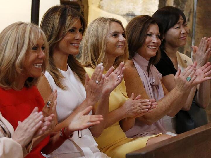 Damenprogramm: Brigitte Macron (v.l.)Melania Trump, Malgorzata Tusk, die australische First Lady Jenny Morrison und Akie Abe, besuchen eine Kirche in Espelette.