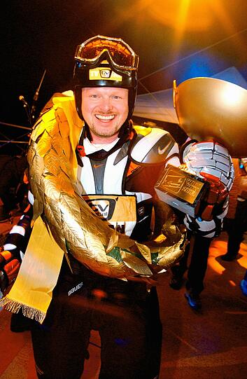 Stefan Raab bei der Siegerehrung zur 1. WOK WM auf der Bobbahn in Winterberg im Hochsauerland 06.11.2003.