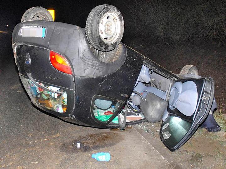 Ein Auto liegt in Dorsten auf dem Dach. Autofahrer sind nicht nur in Nordrhein-Westfalen auf eisglatten Straßen ins Rutschen geraten.