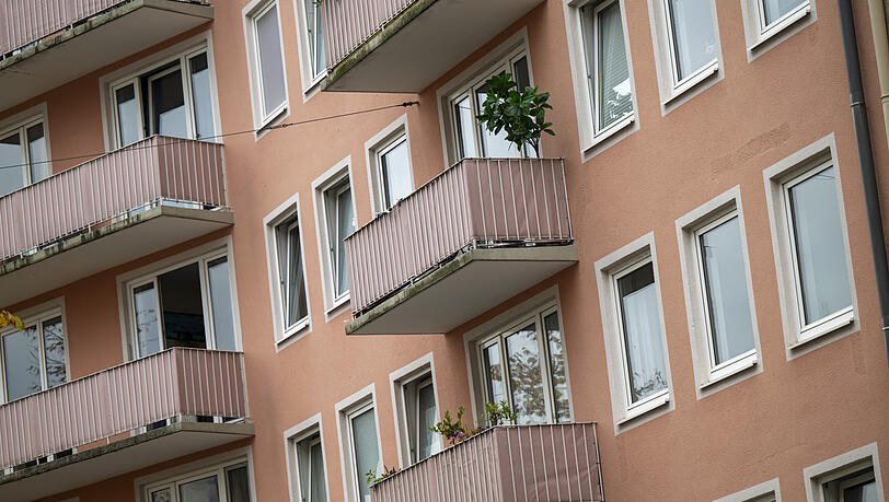 Balkone an einem Wohnhaus in der Münchner Innenstadt. Nirgendwo in Deutschland ist der Quadratmeterpreis für Mietwohnungen so hoch wie in München. Balkone an einem Wohnhaus in der Münchner Innenstadt. Nirgendwo in Deutschland ist der Quadratmeterpreis für Mietwohnungen so hoch wie in München.