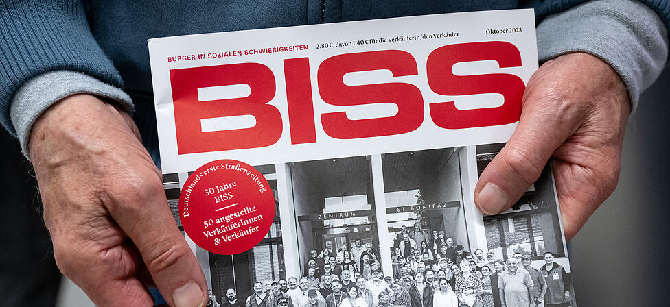 Die Stra&szlig;enzeitung "Biss": Aktuell sind falsche Verk&auml;uferinnen in M&uuml;nchen unterwegs, die um Spenden betteln.