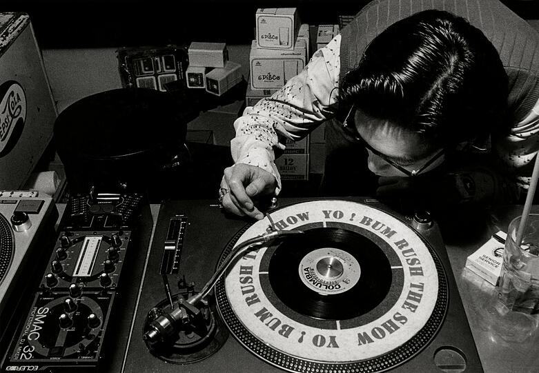 Auflegen war im analogen Zeitalter noch echte Feinarbeit: Hier richtet ein DJ im Raum Rot eine Single auf dem Plattenteller ein. Auflegen war im analogen Zeitalter noch echte Feinarbeit: Hier richtet ein DJ im Raum Rot eine Single auf dem Plattenteller ein.