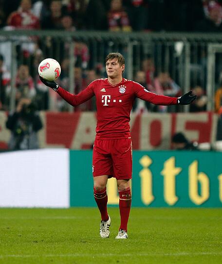 TONI KROOS: Note 3. Eher blass. Vergab in die Minute 14 die Groß-Chance zum 1:0. Hatte stets Subotic in den Fersen, schmeckte ihm nicht. In Halbzeit zwei dann auf Betriebstemperatur.