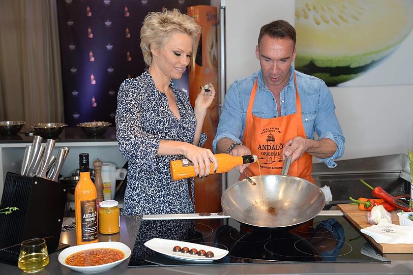 Pamela Anderson kocht mit Jochen Bendel und Veronique Witzigmann im Westend.