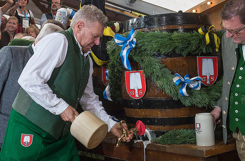 Live dabei sein, wenn Oberbürgermeister Dieter Reiter das erste Fass Bier ansticht? Die Stadt verlost zehn mal zwei Plätze für die Ratsboxe im Schottenhamel-Festzelt am ersten Wiesn-Tag. (Archivbild)