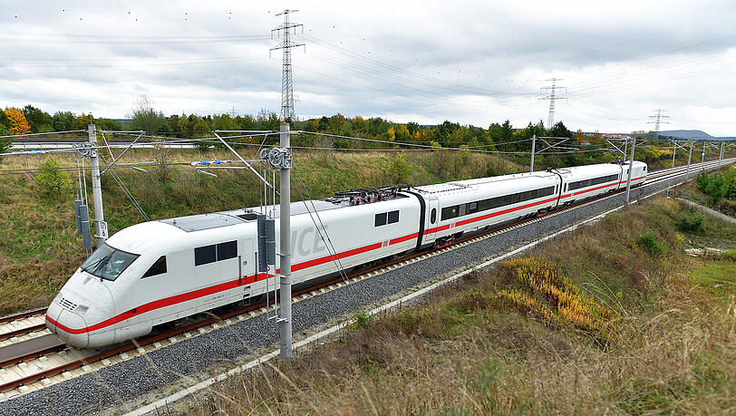 Mit Höchstgeschwindigkeit in die Hauptstadt: die neue ICE-Strecke verkürzt die Reisezeit zwischen München und Berlin um gut zwei Stunden. Mit Höchstgeschwindigkeit in die Hauptstadt: die neue ICE-Strecke verkürzt die Reisezeit zwischen München und Berlin um gut zwei Stunden.