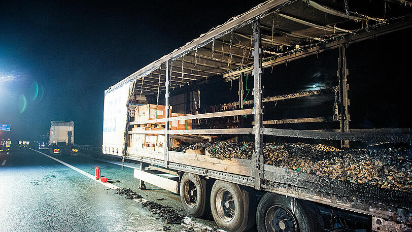 Im Kleinlaster verbrennen zwei Menschen nach dem Auffahrufall auf der A6. Die Bilder der Nacht.