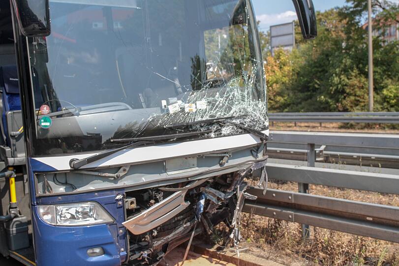 Der Pkw wurde komplett zerstört, sowohl die Fahrerin als auch der Fahrer erlitten schwere Verletzungen. Auch viele Insassen im Bus wurden verletzt. Die Bilder vom Unfallort auf der A73 bei Nürnberg.