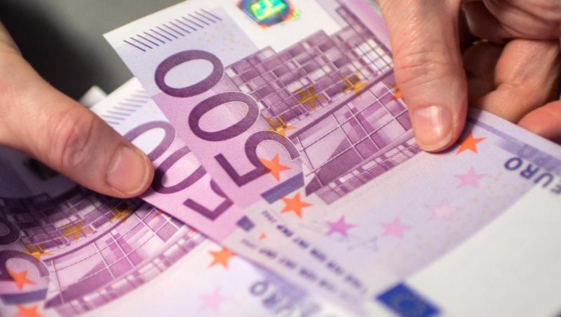 In der öffentlichen Diskussion wird immer wieder angeführt, Bargeld befördere Schwarzarbeit und diene als Mittel der Verbrechensfinanzierung. In der öffentlichen Diskussion wird immer wieder angeführt, Bargeld befördere Schwarzarbeit und diene als Mittel der Verbrechensfinanzierung.