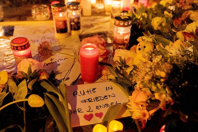 "Ruhe in Frieden ihr zwei Engel" ist am Tatort des Anschlags von München zu lesen.  Am 15. Februar wurde bekannt, dass zwei Schwerstverletzte – Mutter und Tochter – ihren Verletzungen erlegen sind.