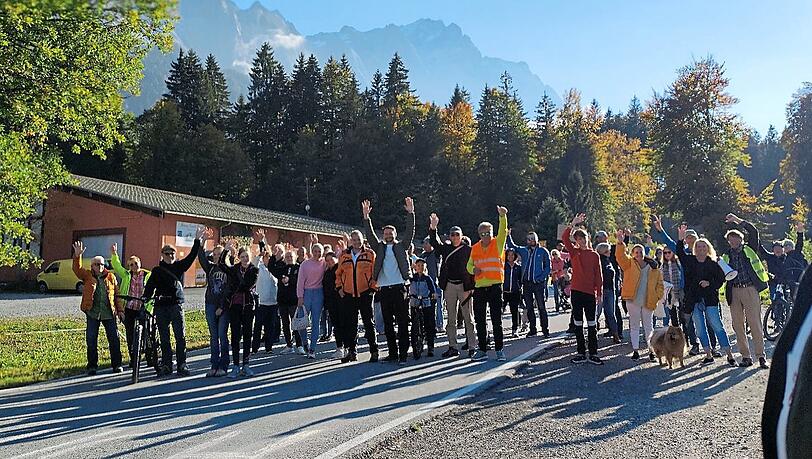 Die Demonstranten sprechen sich gegen den Massentourismus am Eibsee aus.