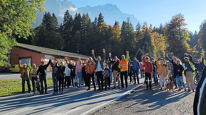 Die Demonstranten sprechen sich gegen den Massentourismus am Eibsee aus.
