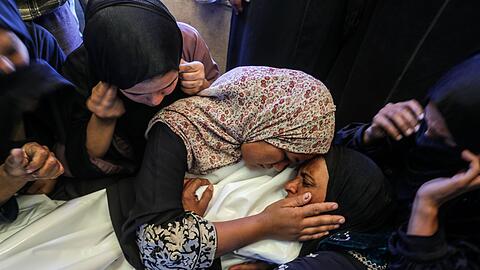 Laut pal&auml;stinensischen Angaben soll ein Kind, das bei einem israelischen Angriff getroffen und get&ouml;tet worden sein.