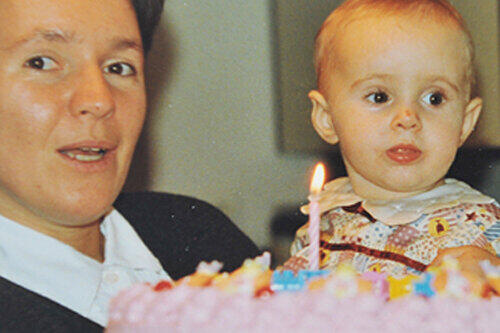 Die stolze Mama Heike kurz nach der Geburt ihrer kleinen Tochter Laura im November 1992.