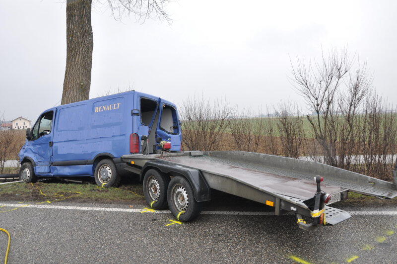 Am Donnerstagmorgen kam es auf der B299 zwischen Altötting und Unterneukirchen zu einem schweren Verkehrsunfall. Der Fahrer eines BMWs überholte mehrere Fahrzeuge und kam dabei ins schleudern. Daraufhin kollidierte das Fahrzeug mit einem Kleintransporter. Dieser erfasse den BMW seitlich auf der Fahrerseite.

Der Fahrer des erlag sofort seinen Verletzungen. Der Fahrer des Transporters wurde mit leichten Verletzungen ins Krankenhaus gebracht.