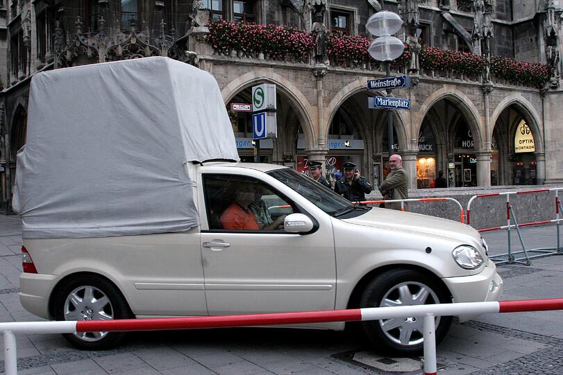 Zuvor war das Papamobil schon in einer Generalprobe am Marienplatz vorgefahren.