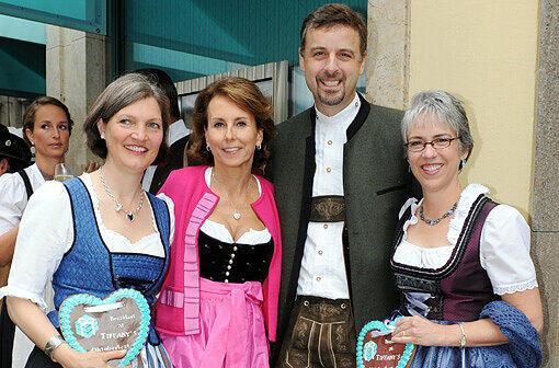 Der amerikanische Generalkonsul William E. Moeller (2. v. r.) und seine Frau Nancy (r.) mit den Gastgeberinnen von Tiffany.