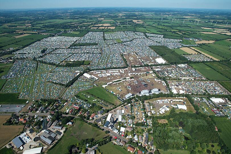 Ein letzter Aufschrei aus der Heavy-Metal-Hölle: Das 24. Wacken Open
Air ging am Samstag dem Ende entgegen. Leiser wurde es aber nicht.
Mehr als 75 000 Besucher blickten auf ein bis dahin friedliches
Freiluft-Event zurück. Und freuten sich auf Alice Cooper.